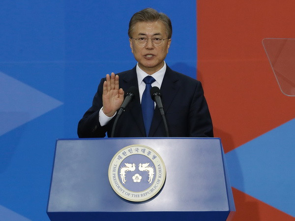 Tổng thống Hàn Quốc Moon Jae-in tại một buổi lễ ở Seoul. (Nguồn: AFP/TTXVN) Hàn Quốc kêu gọi Triều Tiên nhanh chóng trao trả công dân nước này ảnh 1