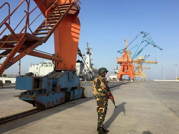Một lính hải quân Pakistan. (Nguồn: Reuters) Tấn công khủng bố ở Pakistan, hai nhân viên hải quân thiệt mạng ảnh 1