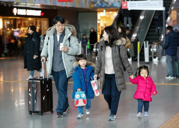 Hàn Quốc: Gần 70% nhân viên vẫn đi làm trong dịp Tết ảnh 1