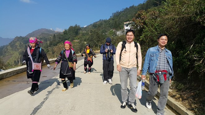 Cửa khẩu quốc tế Lào Cai nhộn nhịp trong ngày đầu năm mới ảnh 1