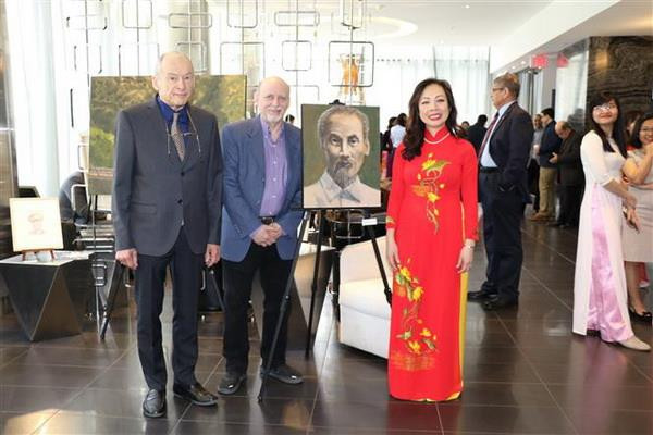 Họa sỹ Canada: Chủ tịch Hồ Chí Minh phi thường nhưng rất gần gũi ảnh 1