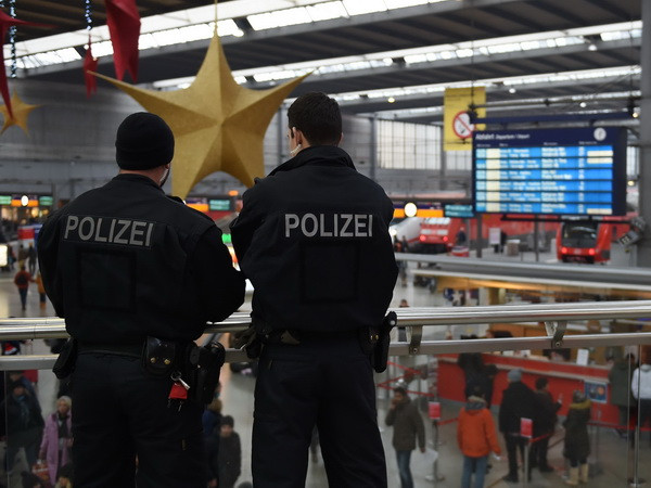 Đức triển khai hàng trăm cảnh sát truy quét tội phạm đến từ Bắc Phi ảnh 1
