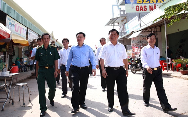 Đoàn công tác Ban Kinh tế Trung ương khảo sát thực tế tại Khu Kinh tế cửa khẩu Long An. (Ảnh: Ban Kinh tế Trung ương) Trưởng Ban Kinh tế Trung ương khảo sát khu kinh tế cửa khẩu Long An ảnh 1