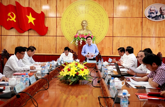 Đồng chí Vương Đình Huệ làm việc với Thường trực Tỉnh ủy Long An. (Ảnh: Ban Kinh tế Trung ương) Trưởng Ban Kinh tế Trung ương khảo sát khu kinh tế cửa khẩu Long An ảnh 2