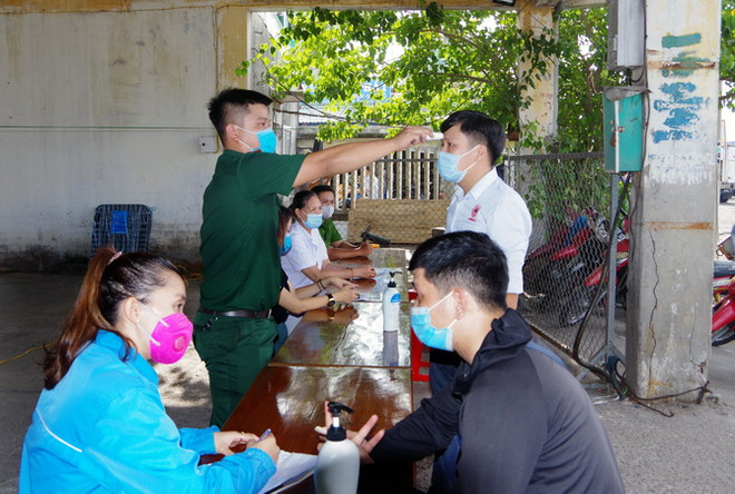 Kiểm tra thân nhiệt và khai báo y tế tại chốt kiểm soát liên ngành phòng, chống dịch COVID-19 ở cảng cá Quy Nhơn, phường Hải Cảng, thành phố Quy Nhơn. (Ảnh: Nguyên Linh/TTXVN) Bình Định truy vết, cách ly trường hợp tiếp xúc với ca mắc COVID-19 ảnh 1