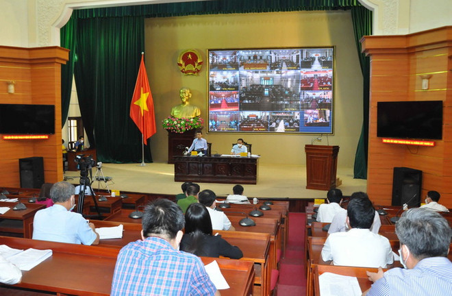 Quang cảnh buổi họp. (Ảnh: Đinh Tuấn/TTXVN) Hưng Yên siết chặt các địa bàn có nguy cơ cao theo "phòng là chính" ảnh 2