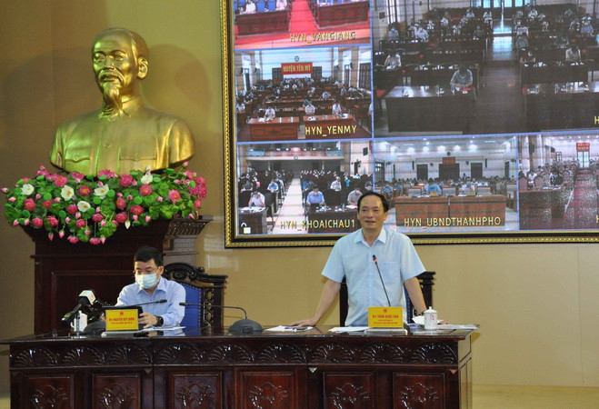 Chủ tịch UBND tỉnh Hưng Yên, Trưởng Ban chỉ đạo phòng, chống dịch COVID-19 tỉnh Hưng Yên Trần Quốc Văn tại cuộc họp. (Ảnh: Đinh Tuấn/TTXVN) Hưng Yên siết chặt các địa bàn có nguy cơ cao theo "phòng là chính" ảnh 1