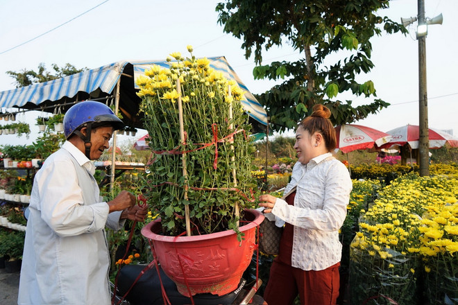 Người dân mua hoa Tết tại chợ hoa Xuân Bình Điền 2024, Thành phố Hồ Chí Minh. (Ảnh: Mỹ Phương/TTXVN) ttxvn_0602_cho hoa tet (2).jpg
