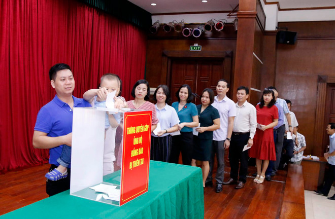 Người Việt ở Lào giúp người dân địa phương khắc phục thiên tai ảnh 1