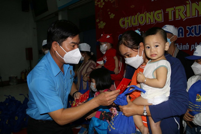 Chuyến tàu mùa Xuân tiễn công nhân TP Hồ Chí Minh về quê đón Tết ảnh 1