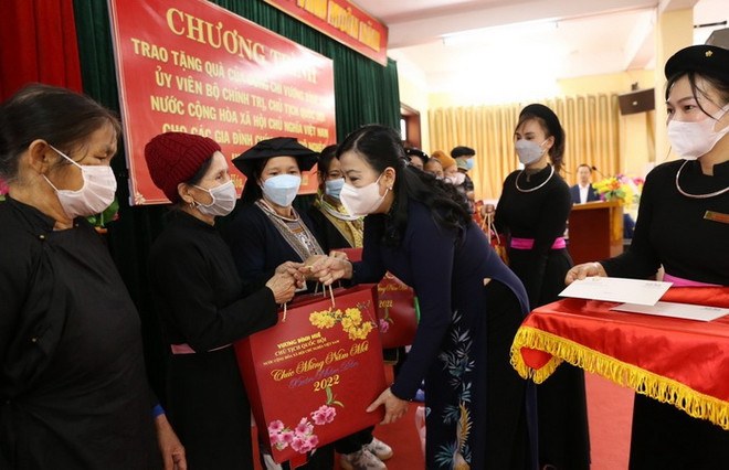 Thái Nguyên: Trao quà của Chủ tịch QH cho các gia đình chính sách ảnh 1