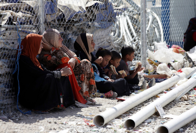 Người dân Iraq tại trại tị nạn Dibaga, ngoại ô Mosul. (Nguồn: EPA/TTXVN) Nga-Trung Quốc đề nghị mở rộng điều tra vũ khí hóa học sang Iraq ảnh 1
