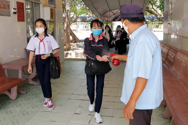 Học sinh Trường THCS Võ Thị Sáu rửa tay khử khuẩn để phòng, chống dịch dịch COVID-19. (Ảnh: Kim Há/TTXVN) Cà Mau: Gần 22.000 học sinh hai khối lớp 9 và 12 đi học trở lại ảnh 1