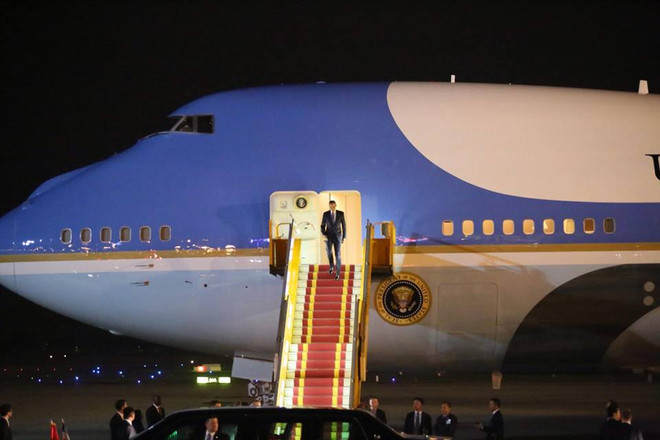 Tổng thống Barack Obama đã đặt chân xuống sân bay Nội Bài ảnh 7