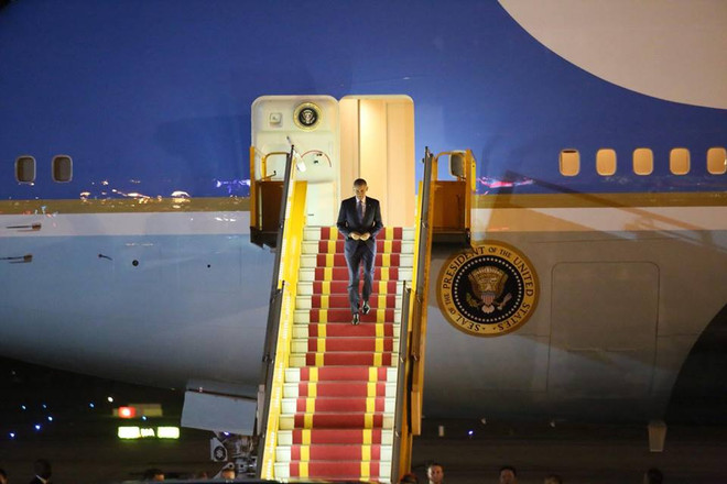 Tổng thống Barack Obama đã đặt chân xuống sân bay Nội Bài ảnh 5
