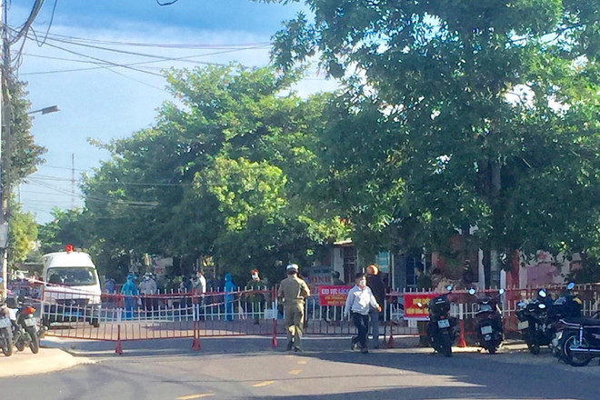 Phong tỏa một đoạn đường Nguyễn Thái Học. (Nguồn: baoquangnam.vn) Quảng Nam: Khẩn trương phong tỏa, cách ly 19 hộ dân gần ca mắc mới ảnh 1