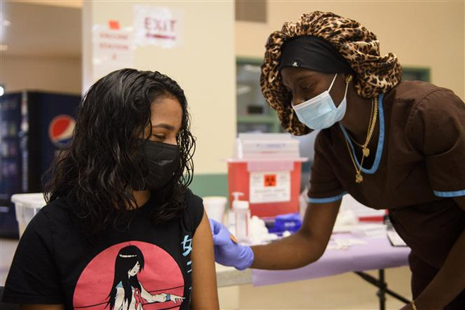 Người dân được tiêm vaccine ngừa COVID-19 tại Los Angeles, bang California, Mỹ. (Ảnh: AFP/TTXVN) Doanh nghiệp công nghệ Mỹ bắt buộc tất cả nhân viên tiêm vaccine ảnh 1