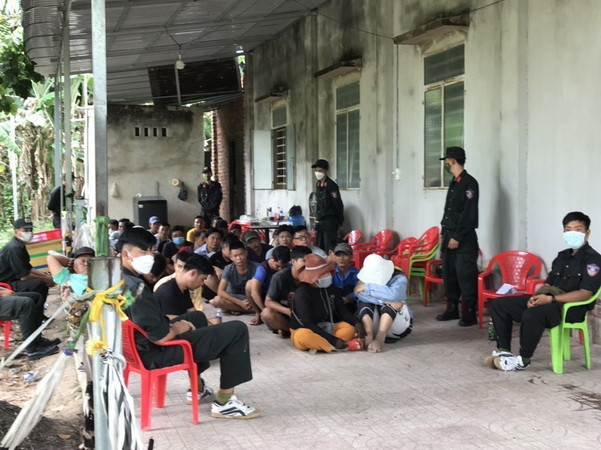 Hiện trường bắt quả tang 35 đối tượng tham gia đá gà. (Ảnh: TTXVN phát) Tây Ninh: Triệt xóa tụ điểm đá gà quy mô lớn, tạm giữ 35 đối tượng ảnh 1