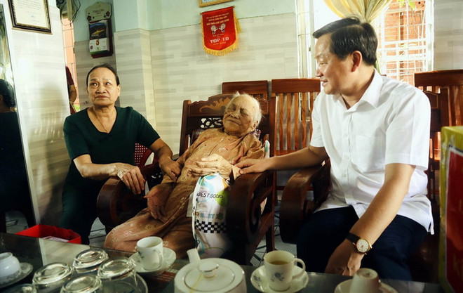 Phó Thủ tướng Chính phủ Lê Minh Khái thăm Mẹ Việt Nam Anh hùng Phan Thị Hựu (102 tuổi) tại khối phố 3, phường Vĩnh Điện, thị xã Điện Bàn, tỉnh Quảng Nam. (Ảnh: Trần Tĩnh/TTXVN) Phó Thủ tướng thăm Mẹ Việt Nam Anh hùng, thân nhân liệt sỹ ở Quảng Nam ảnh 1