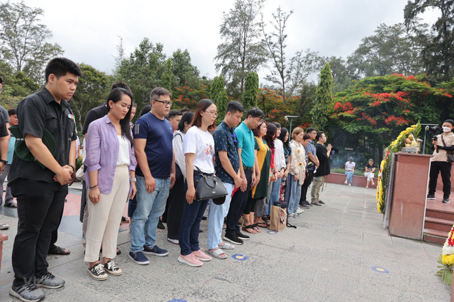 Giây phút mặc niệm những người đã ngã xuống trên mảnh đất Côn Đảo tại Nghĩa trang Hàng Dương. (Ảnh: Hoài Nam/Vietnam+) Nơi linh thiêng Bàn thờ của Tổ quốc: Côn Đảo huyền thoại ảnh 2