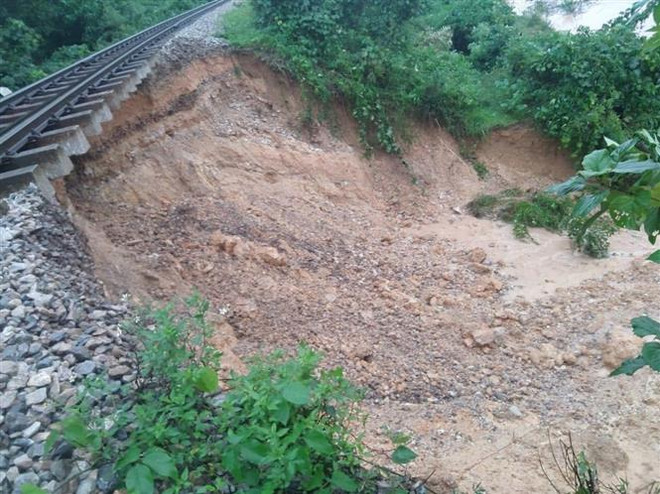 Mưa lớn kéo dài, đường sắt Bắc Nam bị sạt lở, ngập lụt nhiều đoạn ảnh 1