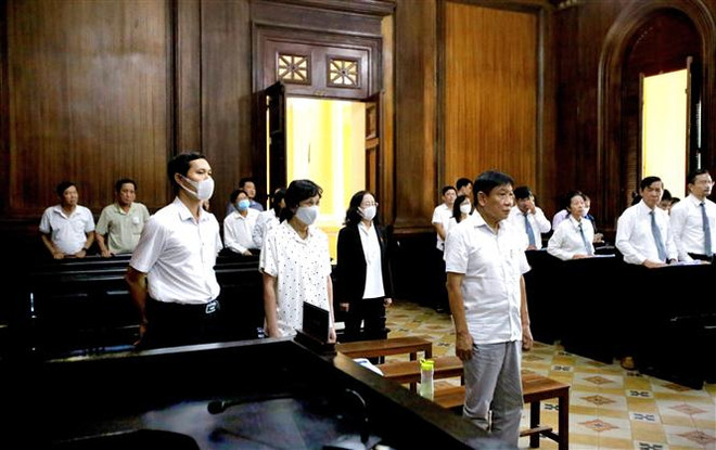 Các bị cáo tại phiên tòa ngày 30/10. (Ảnh: Thành Chung/TTXVN) Xét xử cựu Giám đốc Sở Khoa học và Công nghệ TP.HCM và thuộc cấp ảnh 1