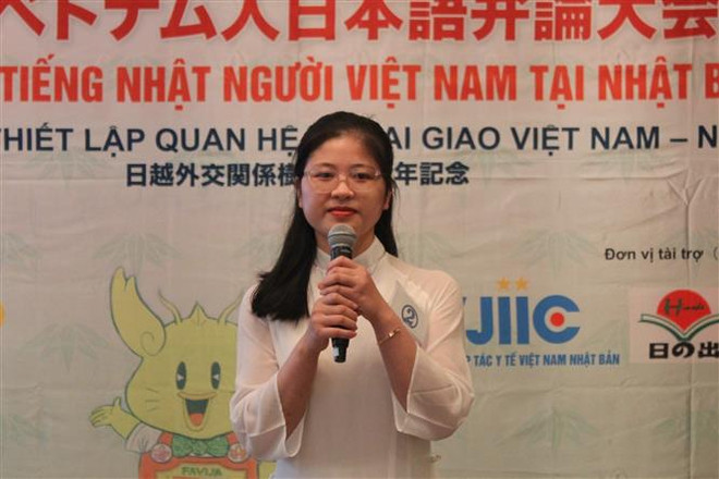 Một thí sinh trình bày phần thi hùng biện. (Ảnh: Phạm Tuân/TTXVN) Sôi nổi cuộc thi hùng biện tiếng Nhật dành cho người Việt tại Nhật Bản ảnh 1