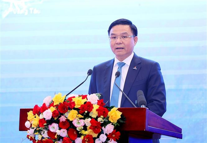 Tổng Giám đốc Tập đoàn Dầu khí quốc gia Việt Nam Lê Mạnh Hùng báo cáo về chuỗi dự án khí điện Lô B-Ô Môn. (Ảnh: Dương Giang/TTXVN) Lễ ký kết Chuỗi Dự án Khí-Điện Lô B-Ô Môn quy mô gần 12 tỷ USD ảnh 2