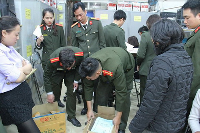 Lực lượng chức năng kiểm tra thu giữ nhiều tài liệu có liên quan của một vụ án. (Nguồn: cand.com.vn) Ngăn chặn kịp một số công ty vi phạm về hoàn thuế giá trị gia tăng ảnh 2