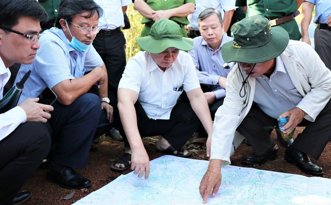 Bí thư tỉnh ủy Bình Phước Nguyễn Văn Lợi (giữa) cùng lãnh đạo các sở, ngành khảo sát vị trí để lập dự án sân bay Técníc Hớn Quản ngày 19/2 vừa qua. (Nguồn: thanhnien.vn) Cảnh báo rủi ro khi đổ xô mua bán đất sau thông tin quy hoạch sân bay ảnh 2