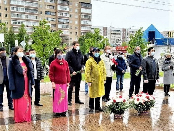 Cộng đồng người Việt tại quê hương Lenin dâng hoa mừng sinh nhật Bác ảnh 1