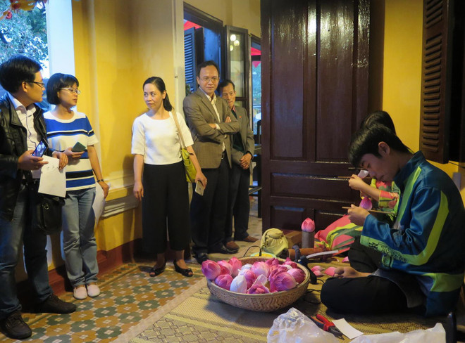 Huế: Làng nghề hoa giấy Thanh Tiên, tranh làng Sình thu hút du khách ảnh 1