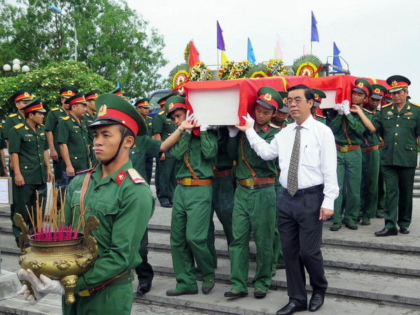 Quảng Trị an táng hài cốt liệt sỹ Việt Nam hy sinh tại Lào ảnh 1