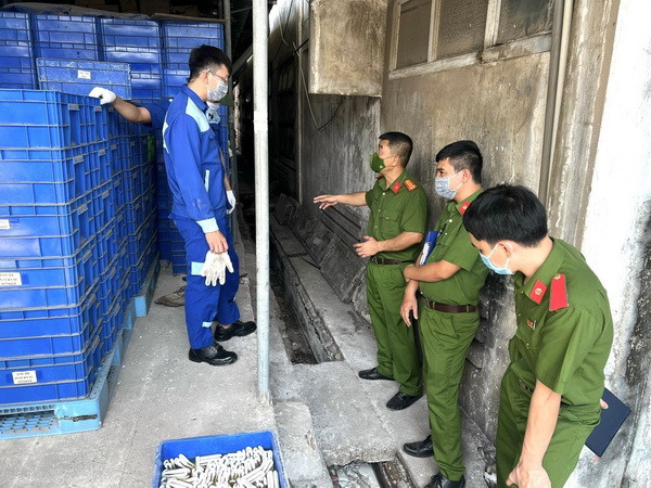 Đồng Nai: Bắt doanh nghiệp xả chất thải nguy hại ra môi trường ảnh 1