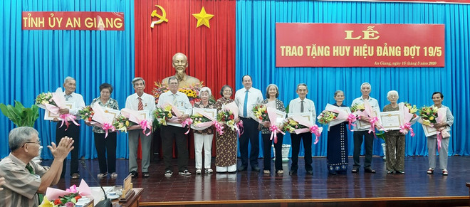 Trao Huy hiệu Đảng tặng 205 đảng viên cao tuổi Đảng tại An Giang ảnh 1