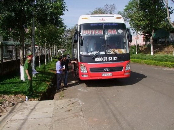 Khởi tố vụ án ném đá vào xe khách trên đường Hồ Chí Minh ảnh 1