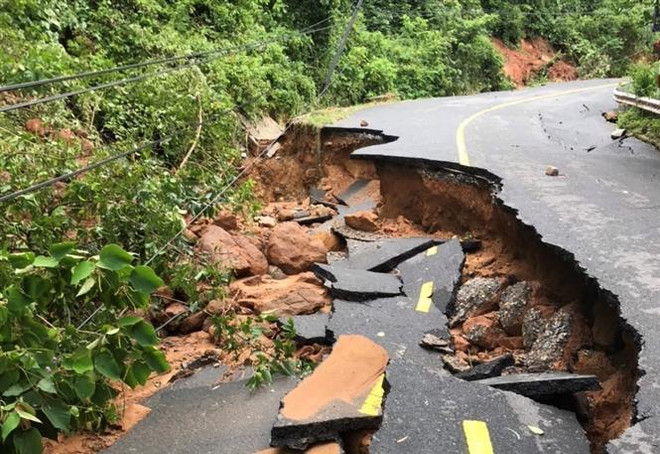 Đà Nẵng khẩn trương khắc phục các điểm sạt lở sau trận mưa lũ lịch sử ảnh 2