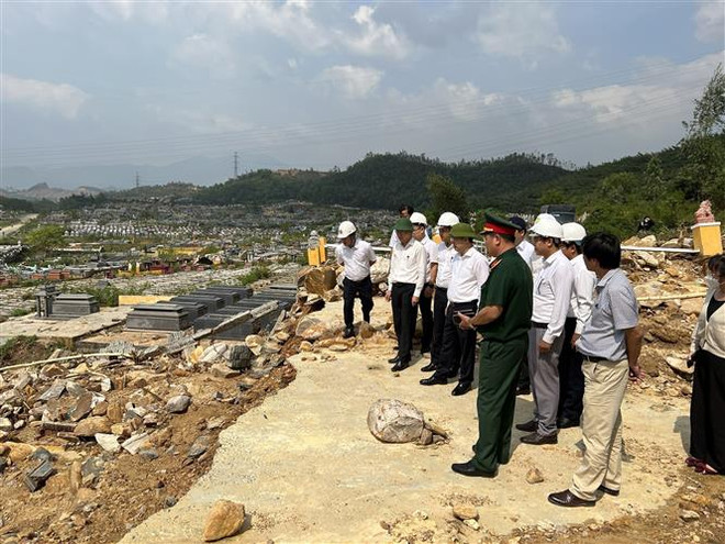 Đà Nẵng khẩn trương khắc phục các điểm sạt lở sau trận mưa lũ lịch sử ảnh 1