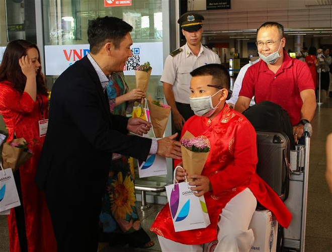 Hơn 120 du khách “xông đất” Đà Nẵng bằng đường hàng không ảnh 1