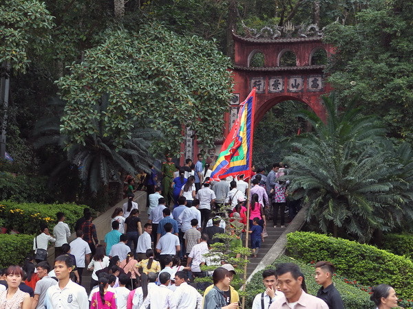 Du khách về dâng hương Giỗ tổ trong tiết trời nắng nhẹ ảnh 1