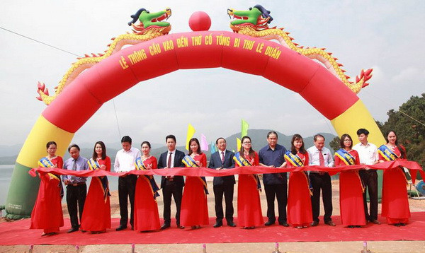 Thông cầu vào đền thờ Tổng Bí thư Lê Duẩn tại hồ Kẻ Gỗ ảnh 1