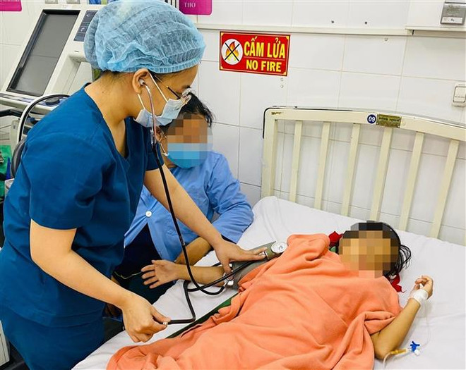 Bệnh nhi ổn định sức khỏe sau phẫu thuật. (Ảnh: TTXVN phát) Cấp cứu bệnh nhi bị u buồng trứng biến chứng xoắn, dị ứng với thuốc mê ảnh 1