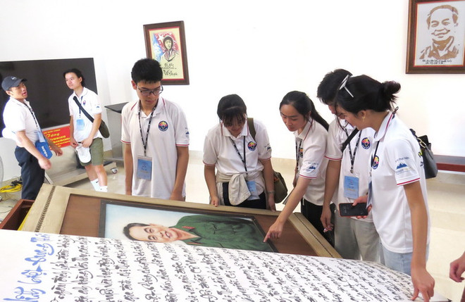 Nhiều hoạt động về nguồn của thanh niên, sinh viên Kiều bào ảnh 2