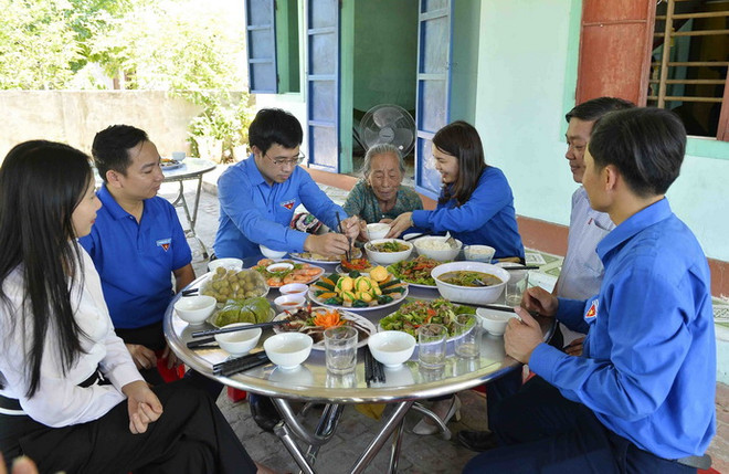 Bữa cơm gia đình ấm tình lòng Mẹ - hoạt động thiết thực và ý nghĩa ảnh 1