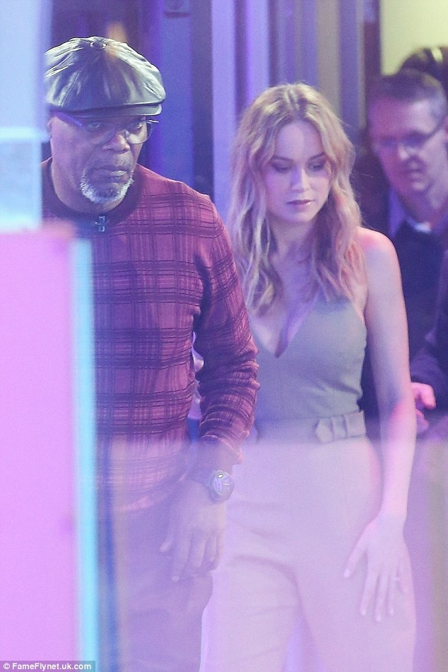 Dân mạng dậy sóng vì khe ngực của mỹ nhân phim "Kong: Đảo đầu lâu" ảnh 2