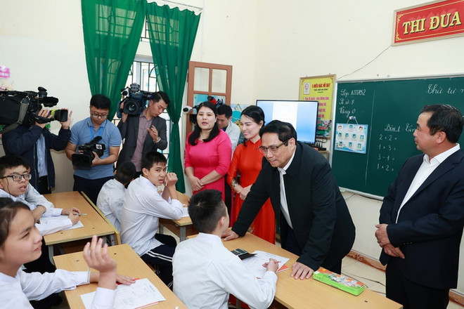 Thủ tướng Phạm Minh Chính gặp gỡ, giao lưu với trẻ khuyết tật tại Trung tâm bảo trợ xã hội tỉnh Hải Dương. (Ảnh: Dương Giang/TTXVN) Thủ tướng Phạm Minh Chính thăm các cơ sở kinh tế-xã hội tỉnh Hải Dương ảnh 1