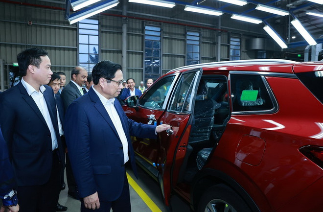 Thủ tướng Phạm Minh Chính xem mẫu xe ô tô do Công ty TNHH Ford Việt Nam sản xuất, lắp ráp. (Ảnh: Dương Giang/TTXVN) Thủ tướng Phạm Minh Chính thăm các cơ sở kinh tế-xã hội tỉnh Hải Dương ảnh 2