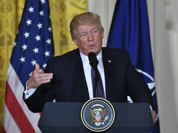 Tổng thống Mỹ Trump bảo vệ cho việc chia sẻ thông tin với Nga ảnh 1