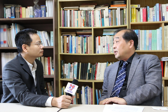 Phóng viên TTXVN tại Seoul-Hàn Quốc đang phỏng vấn Giáo sư quan hệ quốc tế Lee Woong-Hyeon (Ảnh: Hữu Tuyên/Vietnam+) ''Các nước không nên chỉ dựa vào sức mạnh hoặc lực lượng quân sự'' ảnh 2