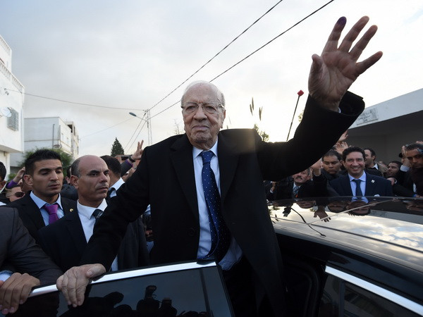 Ứng cử viên Beji Caid Essebsi sau khi bỏ phiếu ở Tunis. (Ảnh: THX/TTXVN) Bầu cử Tunisia: Ứng cử viên đảng Nidaa Tounes chiến thắng ảnh 1